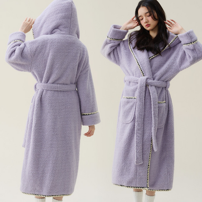 Warmer, langer Bademantel aus Fleece mit Kapuze