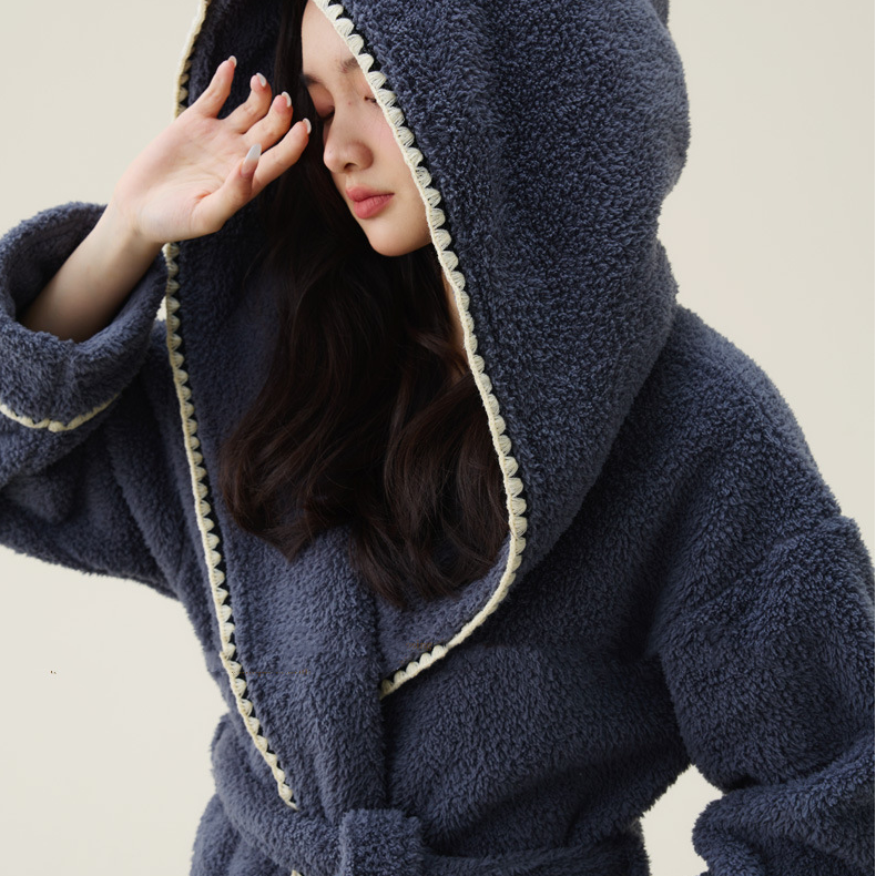Warmer, langer Bademantel aus Fleece mit Kapuze