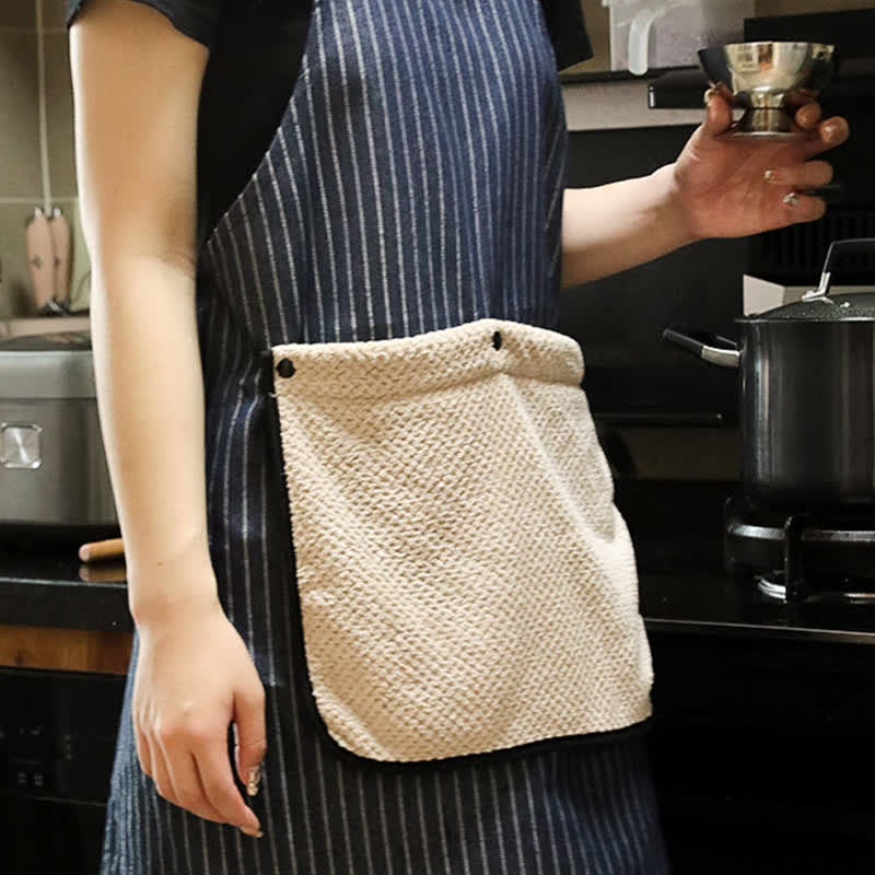 Schlichte gestreifte Küchenschürze mit Tasche