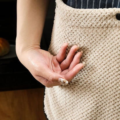 Schlichte gestreifte Küchenschürze mit Tasche