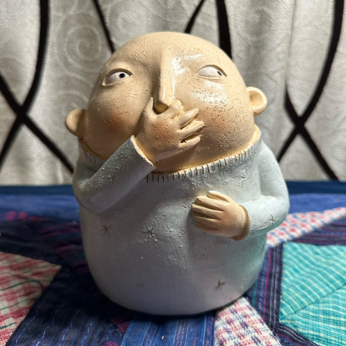 Statue aus Kunstharz mit kneifender Nase