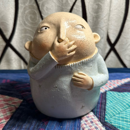 Statue aus Kunstharz mit kneifender Nase