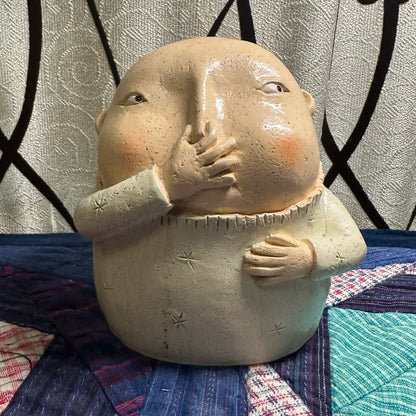 Statue aus Kunstharz mit kneifender Nase