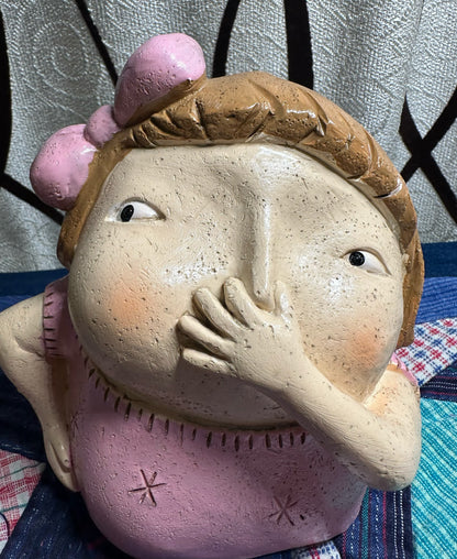 Statue aus Kunstharz mit kneifender Nase