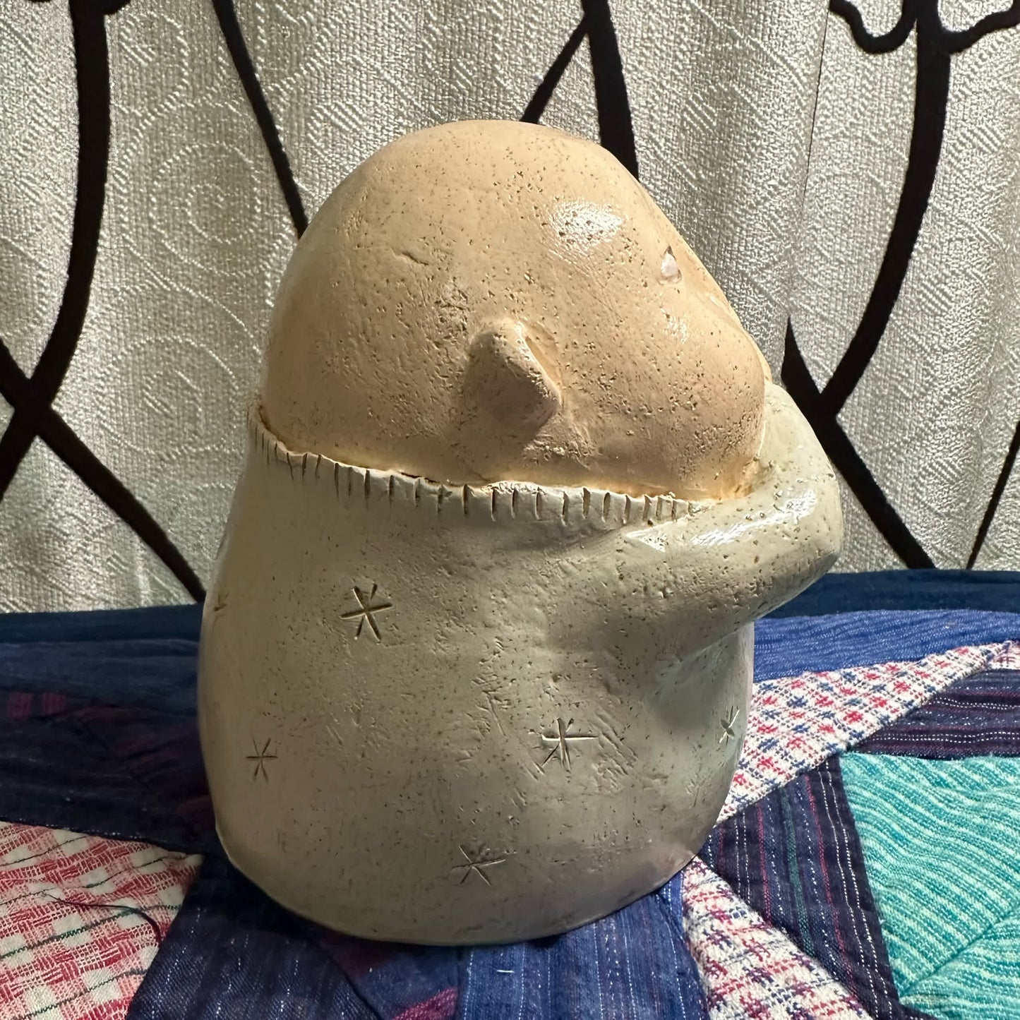 Statue aus Kunstharz mit kneifender Nase