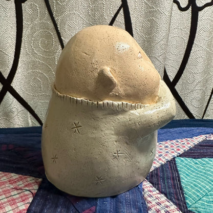 Statue aus Kunstharz mit kneifender Nase
