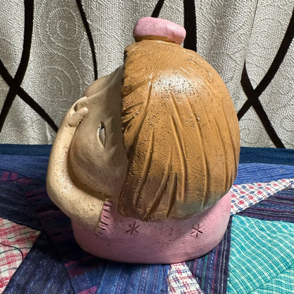 Statue aus Kunstharz mit kneifender Nase