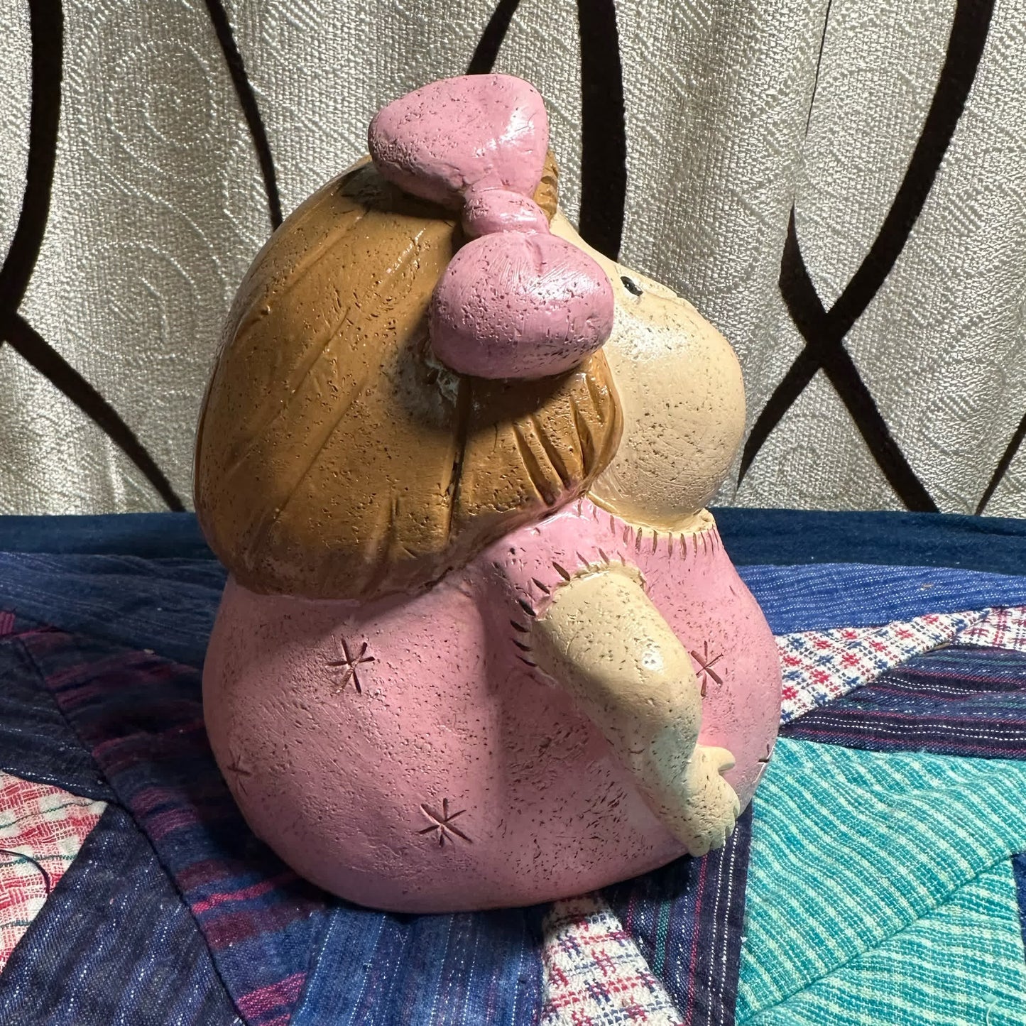 Statue aus Kunstharz mit kneifender Nase