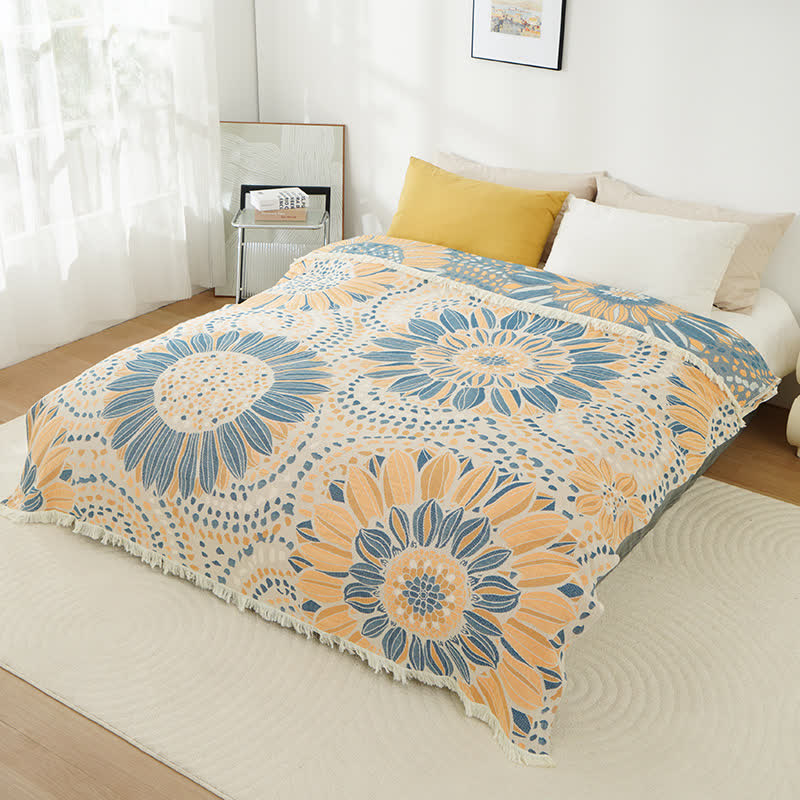 Decke aus Baumwollgaze mit Quasten und blühenden Sonnenblumen