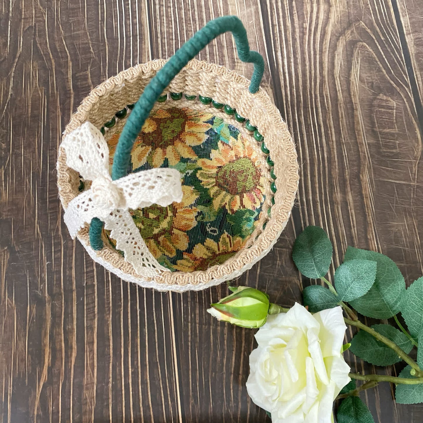 Handgemachter Tisch-Aufbewahrungskorb mit Sonnenblumenmotiv