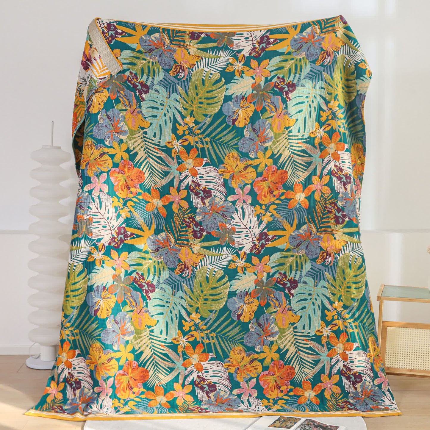 Bunte Baumwollgazedecke mit Blumenblättern