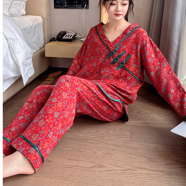 Pyjama-Set aus Baumwolle mit Froschknopf und Rose in Übergröße