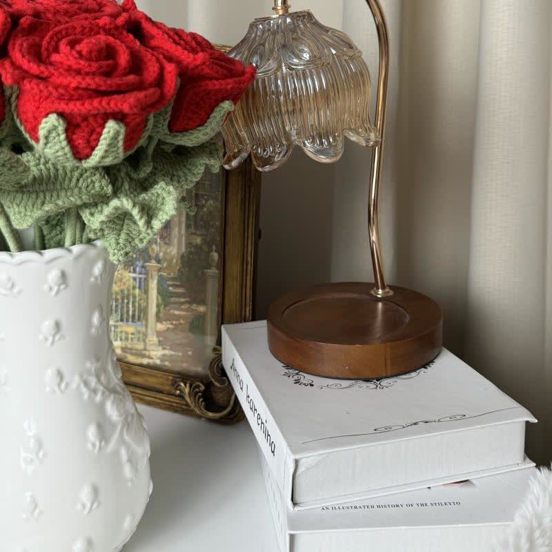 Handgewebtes Ornament mit leuchtendem Rosenstrauß
