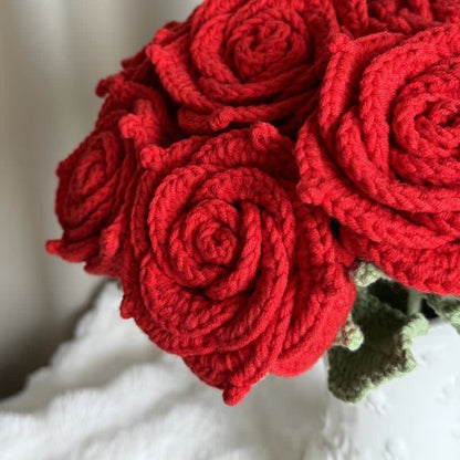 Handgewebtes Ornament mit leuchtendem Rosenstrauß