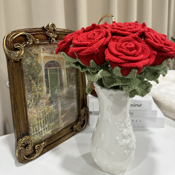 Handgewebtes Ornament mit leuchtendem Rosenstrauß