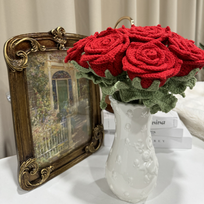 Handgewebtes Ornament mit leuchtendem Rosenstrauß