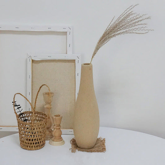 Einfache Holzvase für getrocknete Blumen