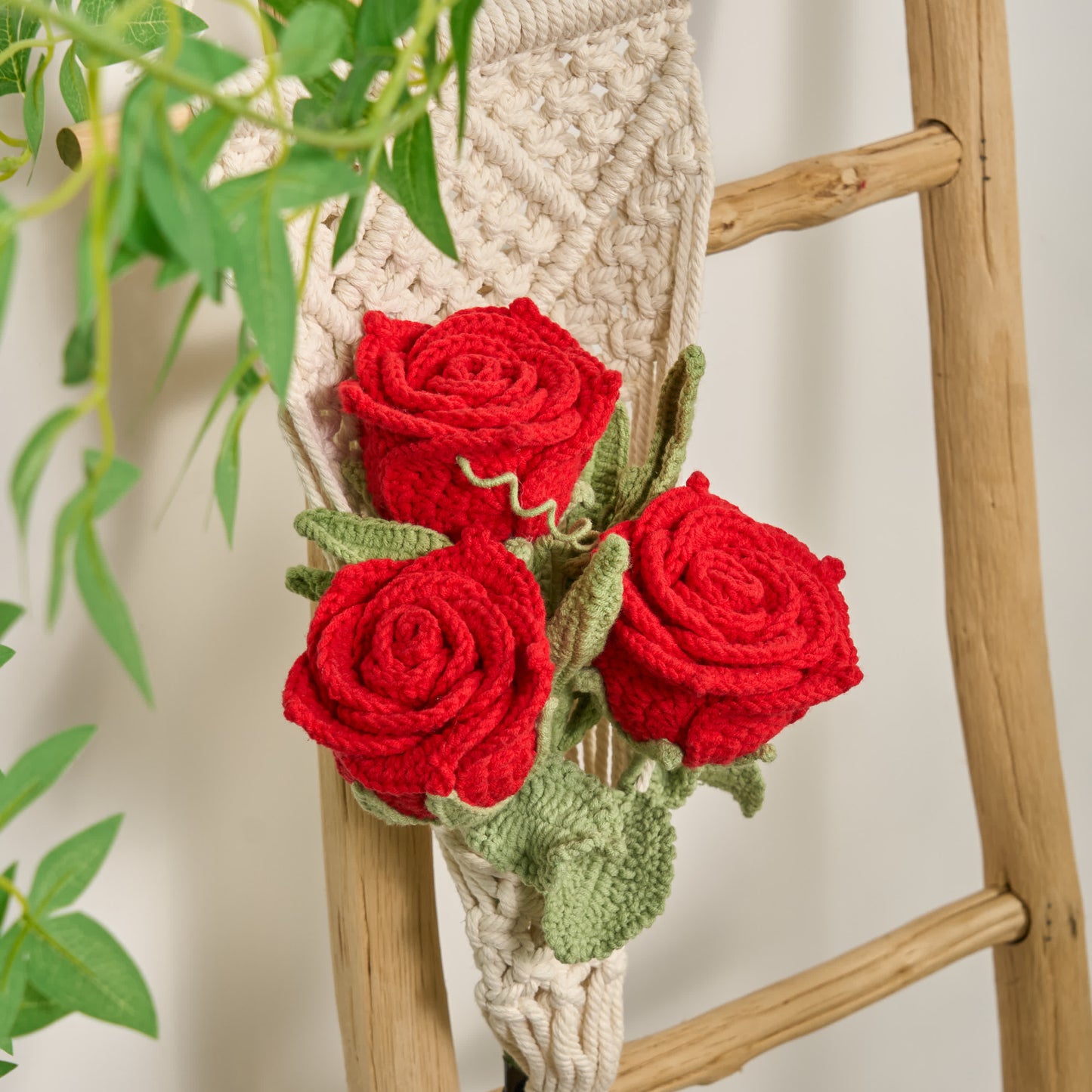 Handgewebtes Ornament mit leuchtendem Rosenstrauß