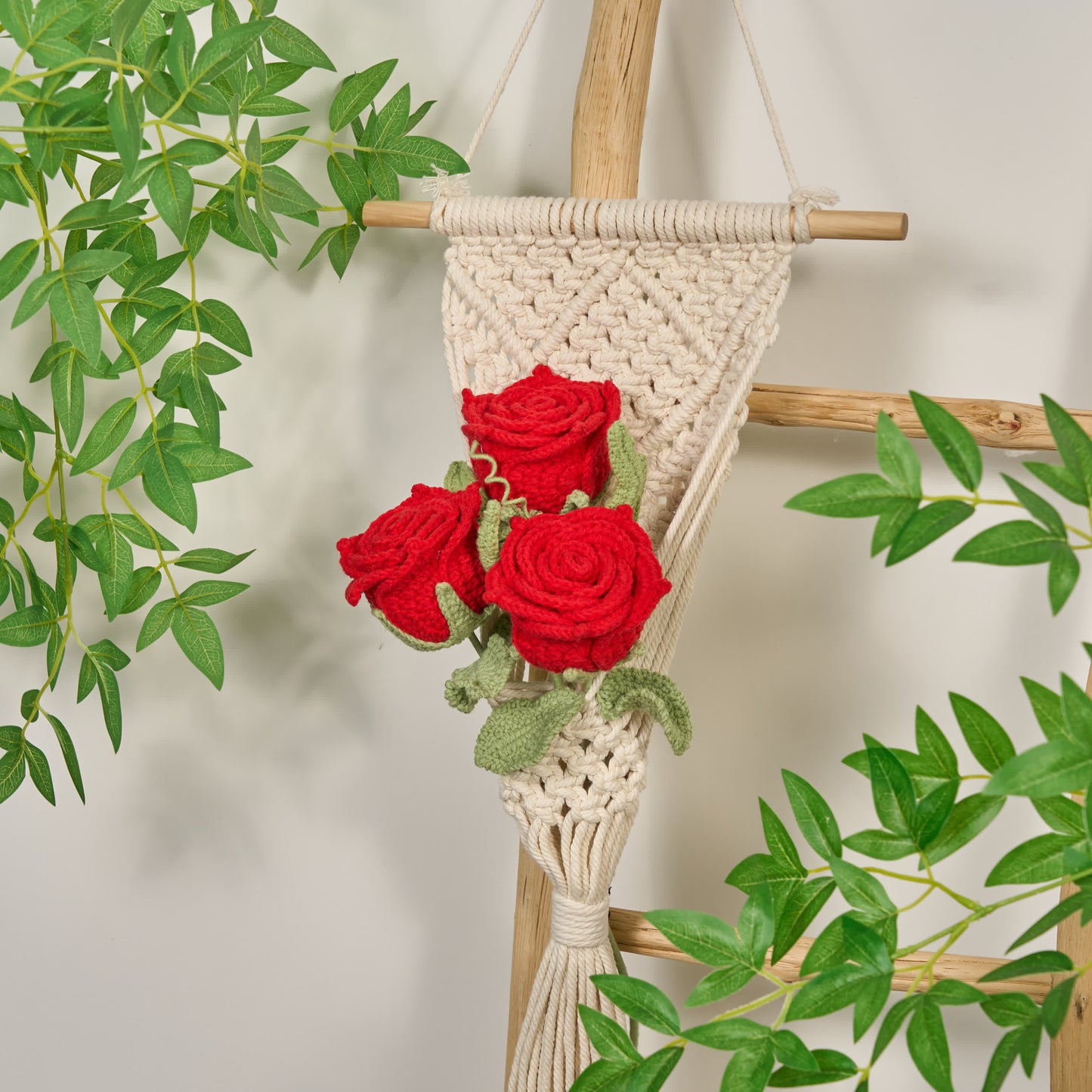 Handgewebtes Ornament mit leuchtendem Rosenstrauß