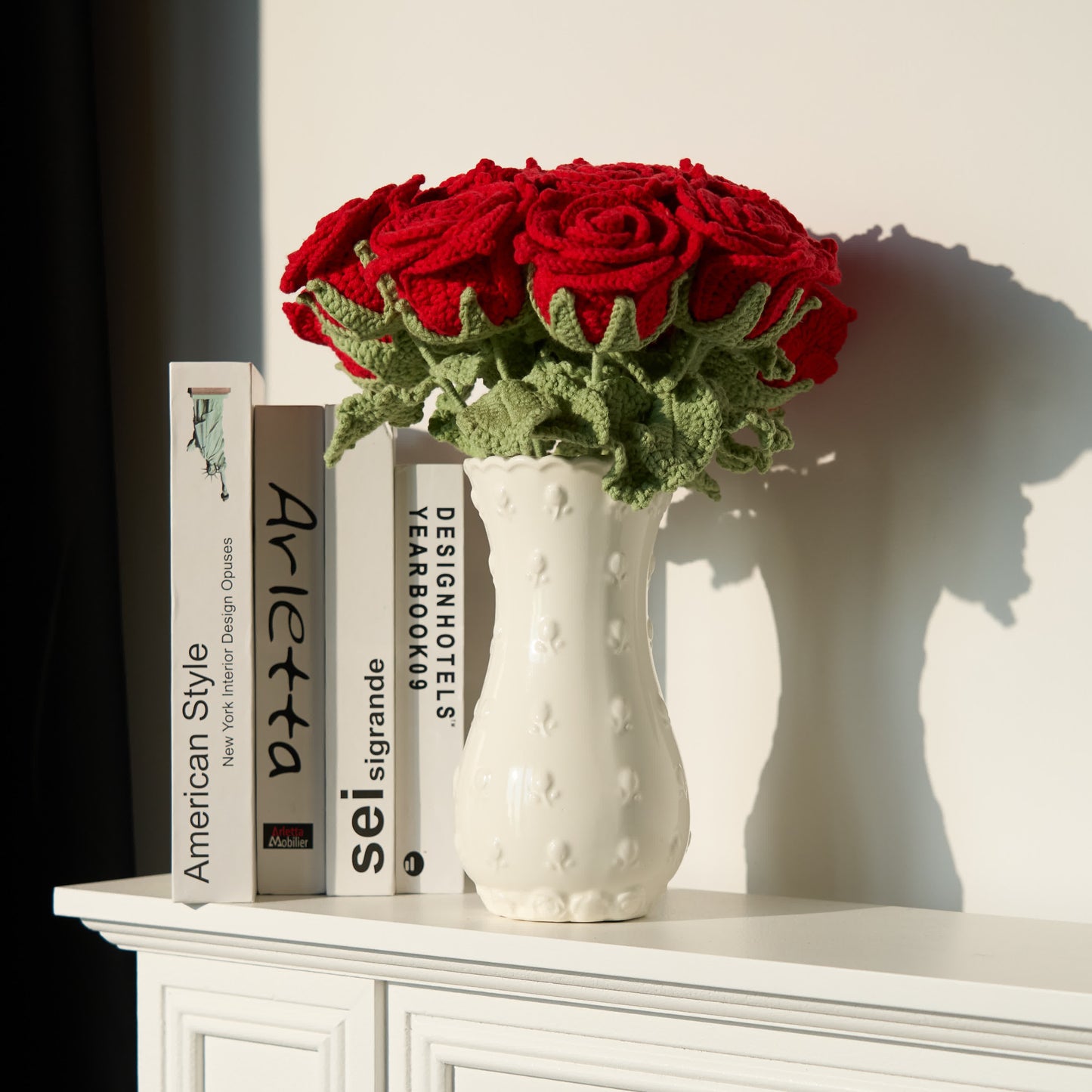 Handgewebtes Ornament mit leuchtendem Rosenstrauß