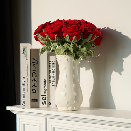Handgewebtes Ornament mit leuchtendem Rosenstrauß