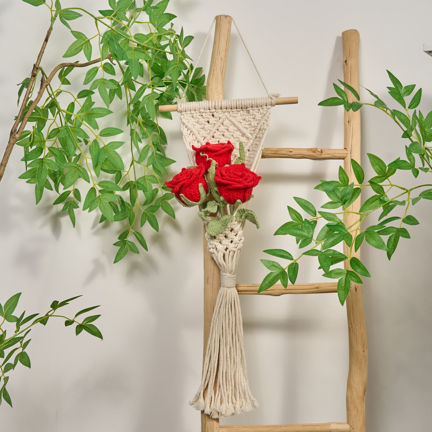 Handgewebtes Ornament mit leuchtendem Rosenstrauß