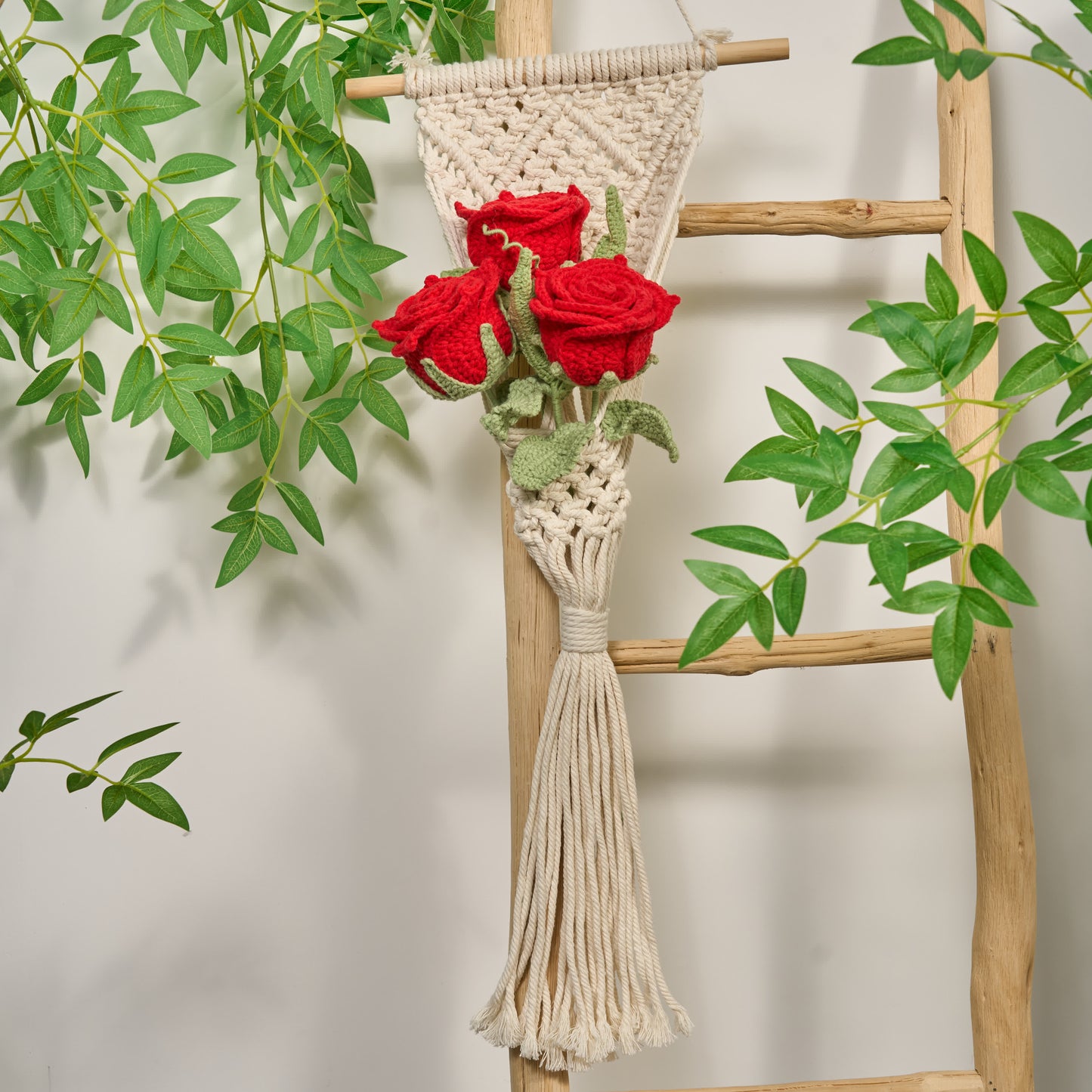 Handgewebtes Ornament mit leuchtendem Rosenstrauß