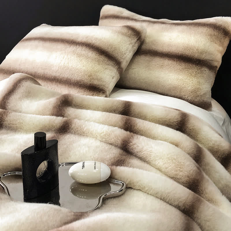 Luxuriöse Überwurfdecke mit Farbverlauf und Streifen