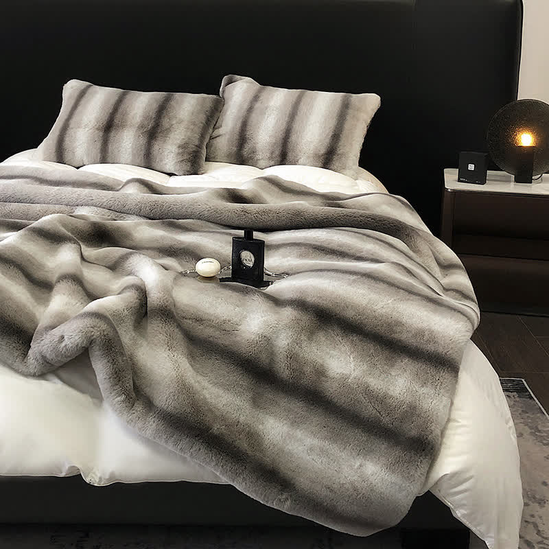 Luxuriöse Überwurfdecke mit Farbverlauf und Streifen