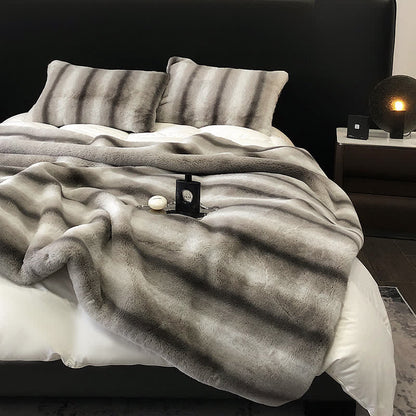 Luxuriöse Überwurfdecke mit Farbverlauf und Streifen