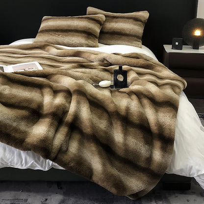 Luxuriöse Überwurfdecke mit Farbverlauf und Streifen