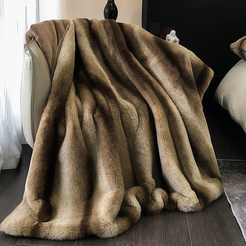 Luxuriöse Überwurfdecke mit Farbverlauf und Streifen