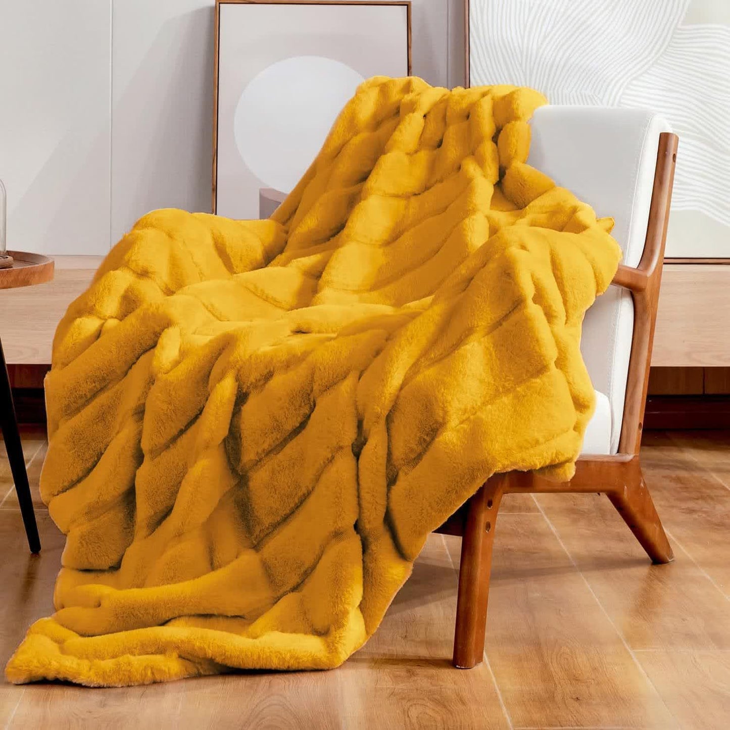 Einfarbige, gestreifte Plüschdecke