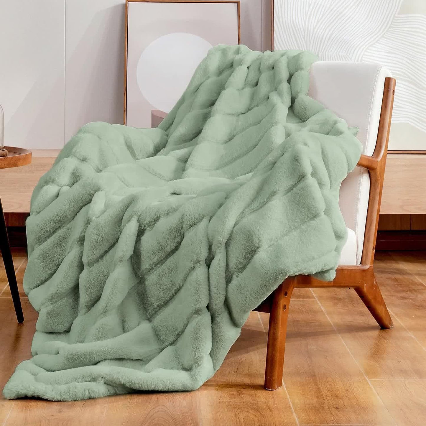 Einfarbige, gestreifte Plüschdecke