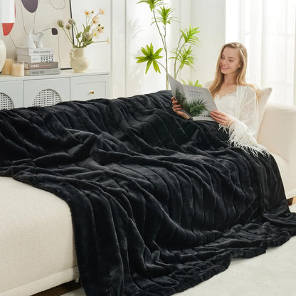 Einfarbige, gestreifte Plüschdecke