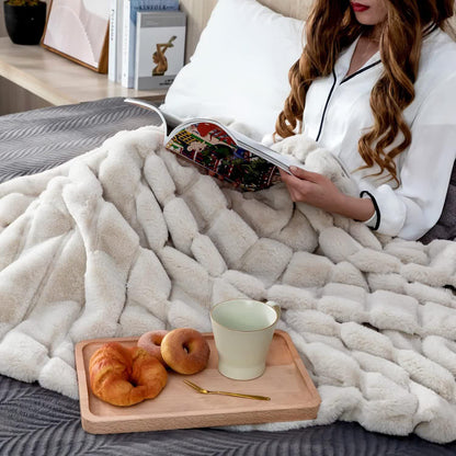Einfarbige, gestreifte Plüschdecke