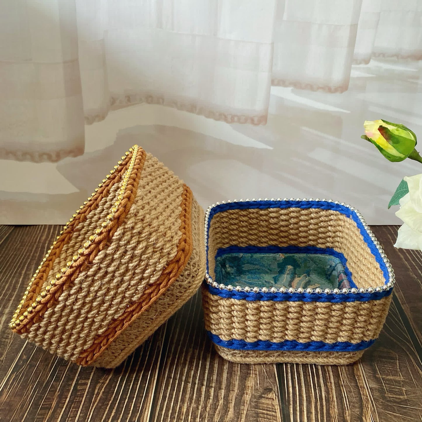 Handgewebter Vintage-Aufbewahrungskorb mit Blumenmuster