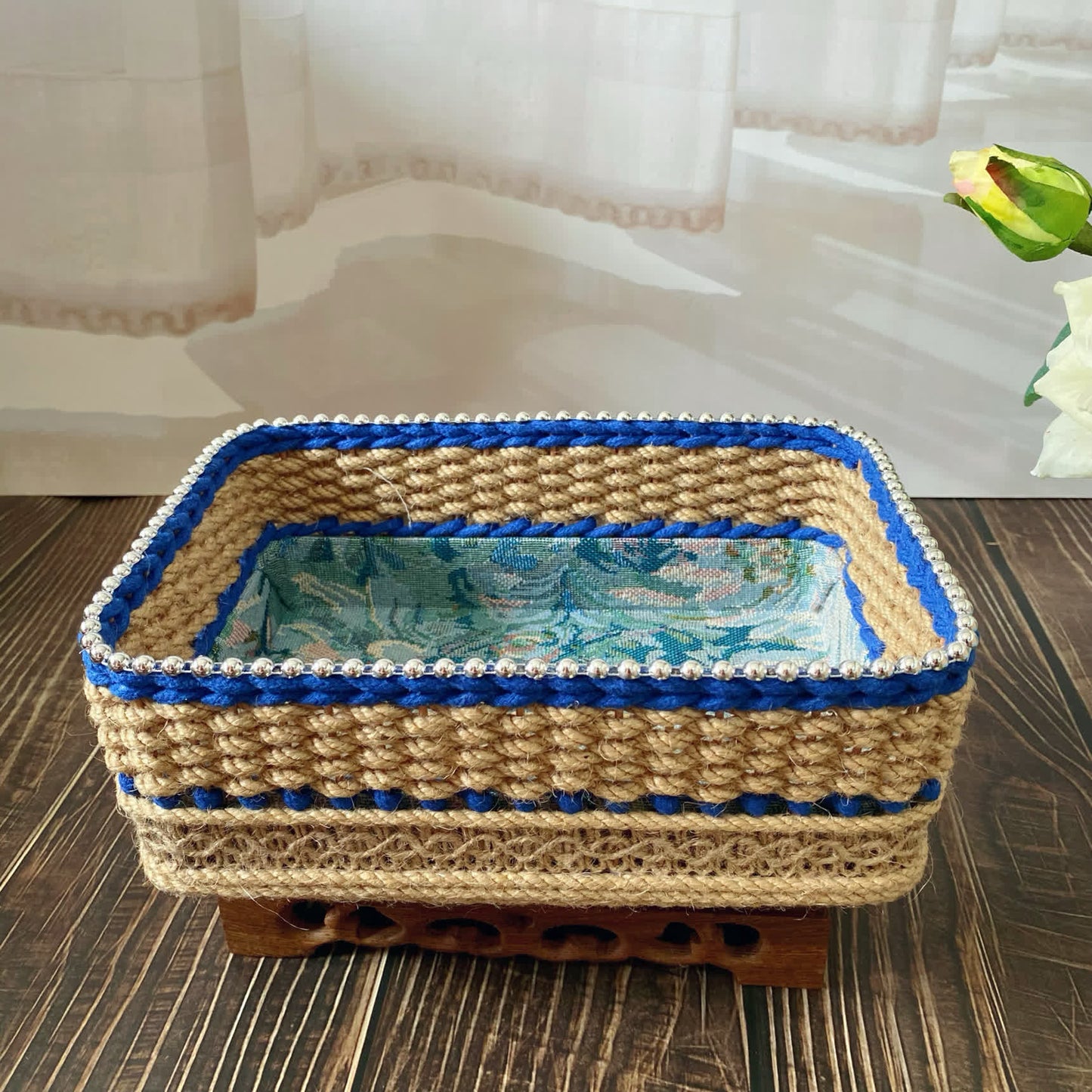 Handgewebter Vintage-Aufbewahrungskorb mit Blumenmuster