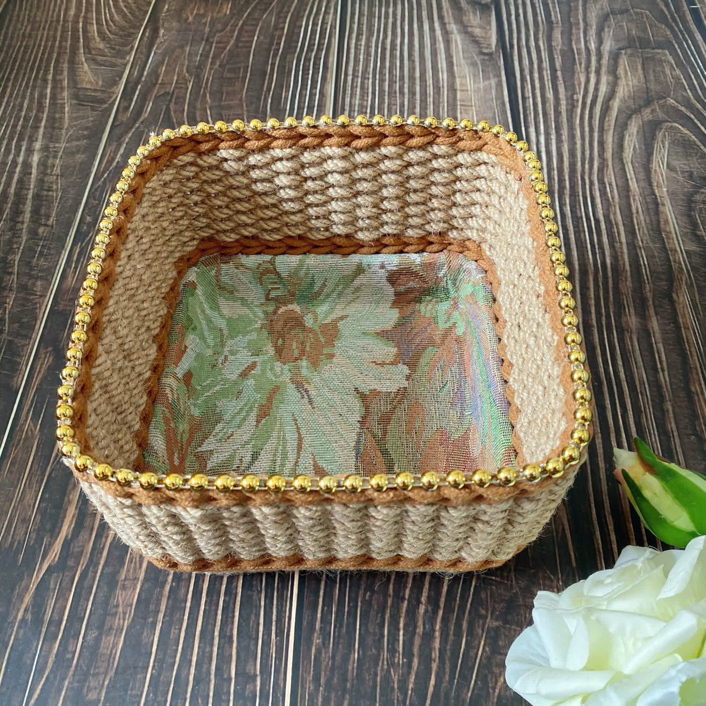Handgewebter Vintage-Aufbewahrungskorb mit Blumenmuster