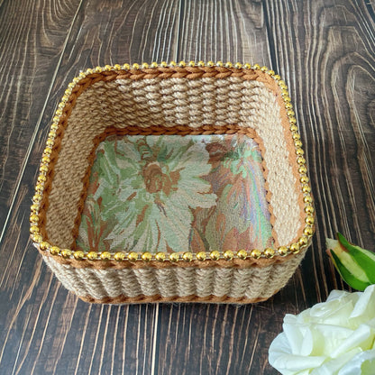 Handgewebter Vintage-Aufbewahrungskorb mit Blumenmuster