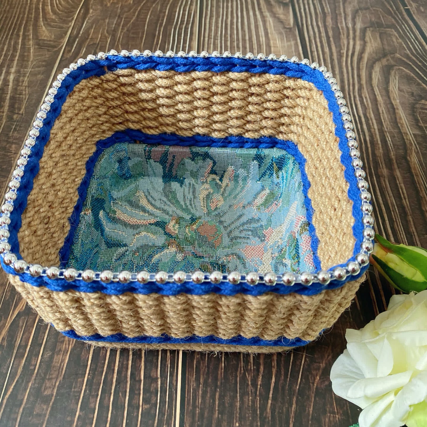 Handgewebter Vintage-Aufbewahrungskorb mit Blumenmuster