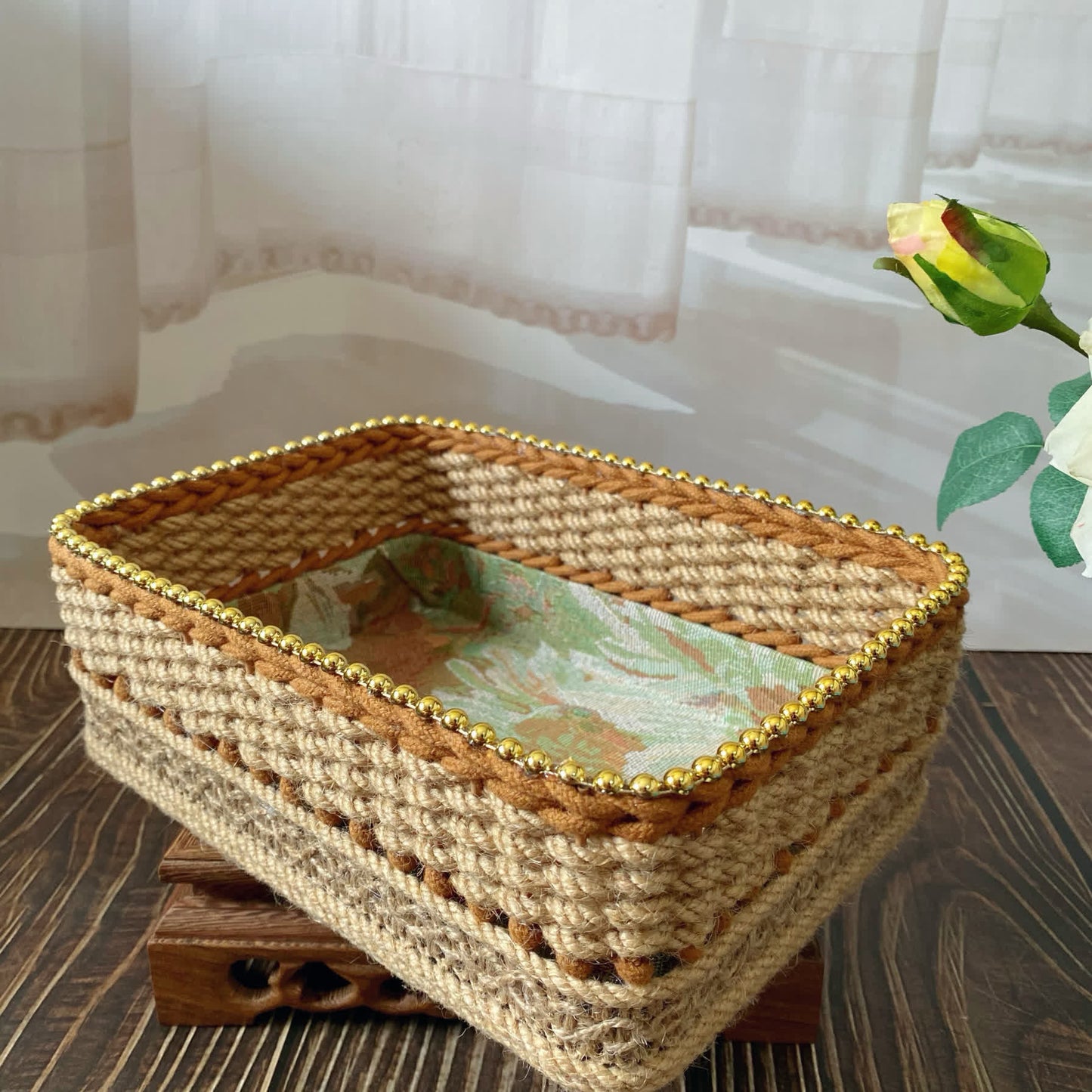 Handgewebter Vintage-Aufbewahrungskorb mit Blumenmuster