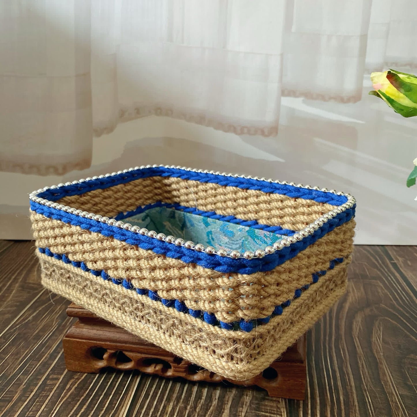 Handgewebter Vintage-Aufbewahrungskorb mit Blumenmuster