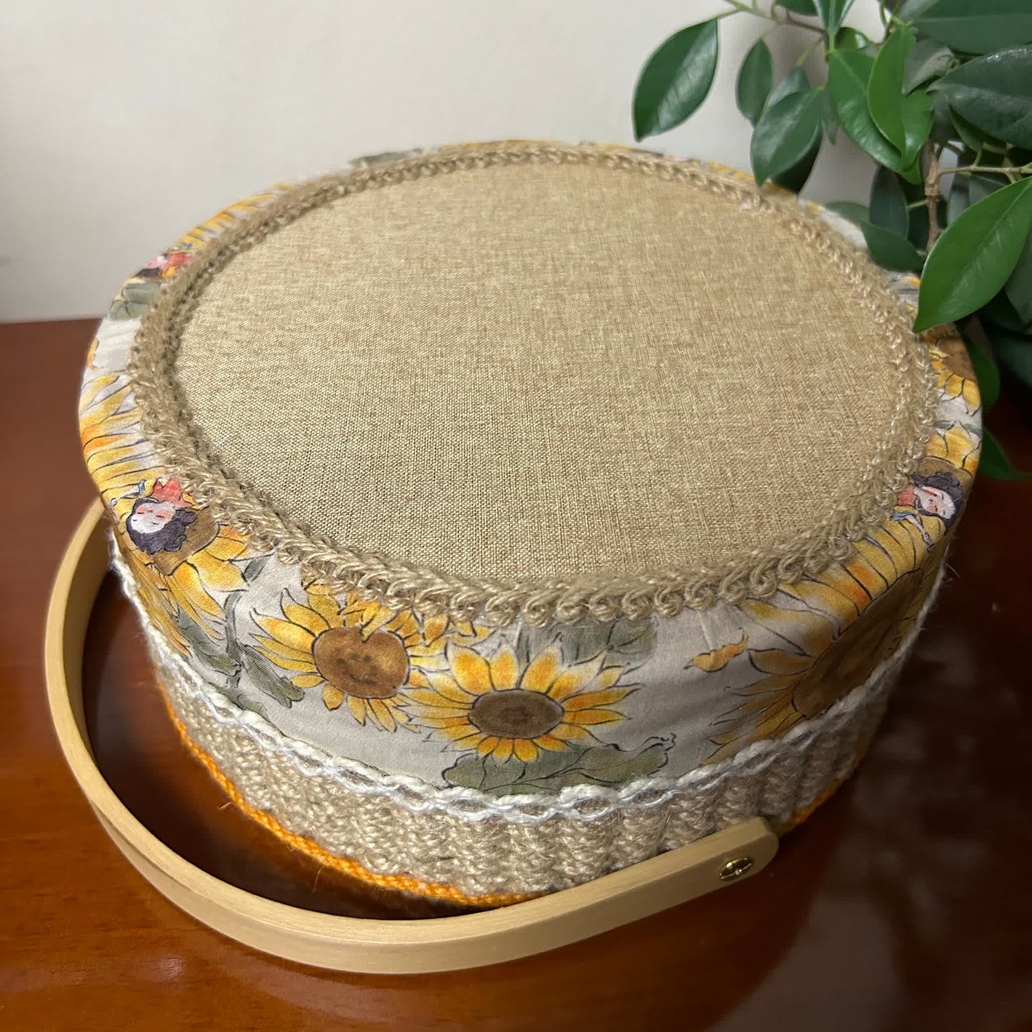 Handgemachter Aufbewahrungskorb aus Hanfseil mit Sonnenblume