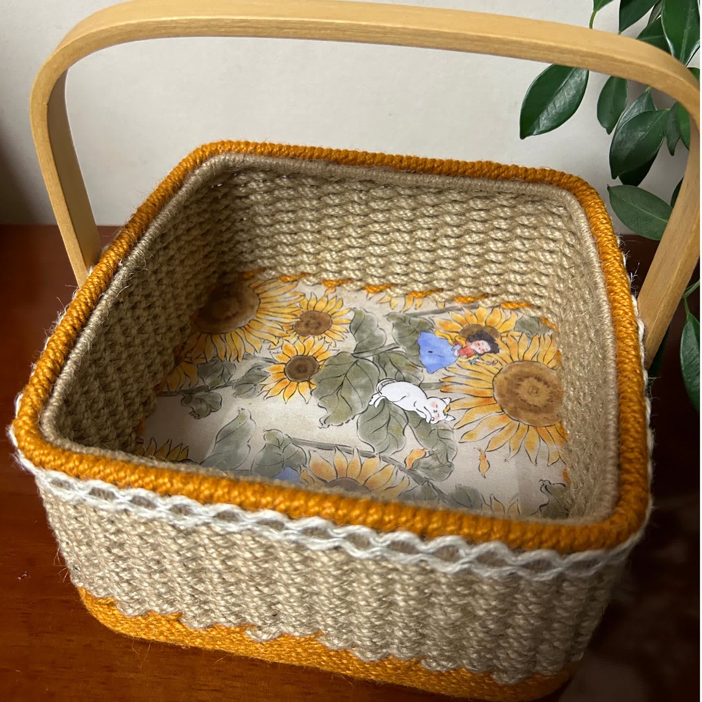 Handgemachter Aufbewahrungskorb aus Hanfseil mit Sonnenblume
