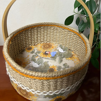 Handgemachter Aufbewahrungskorb aus Hanfseil mit Sonnenblume
