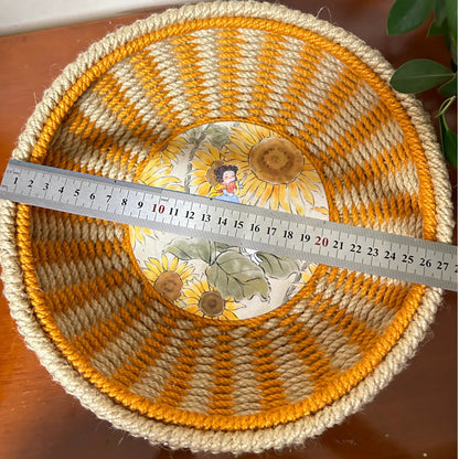 Handgemachter Aufbewahrungskorb aus Hanfseil mit Sonnenblume