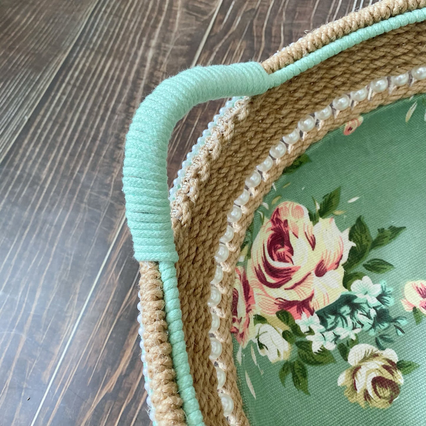Eleganter handgefertigter Aufbewahrungskorb mit Rose