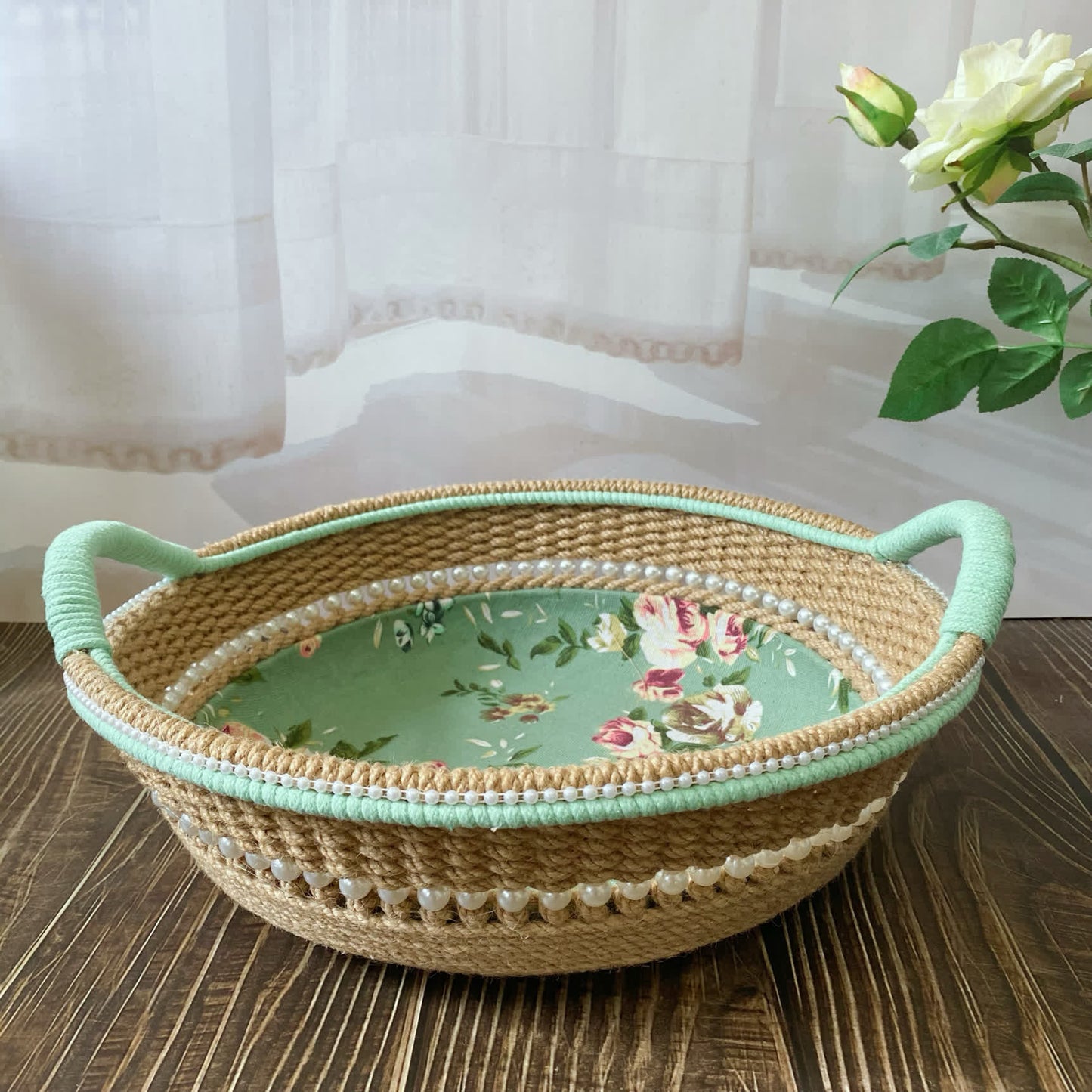 Eleganter handgefertigter Aufbewahrungskorb mit Rose