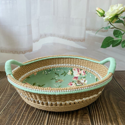 Eleganter handgefertigter Aufbewahrungskorb mit Rose